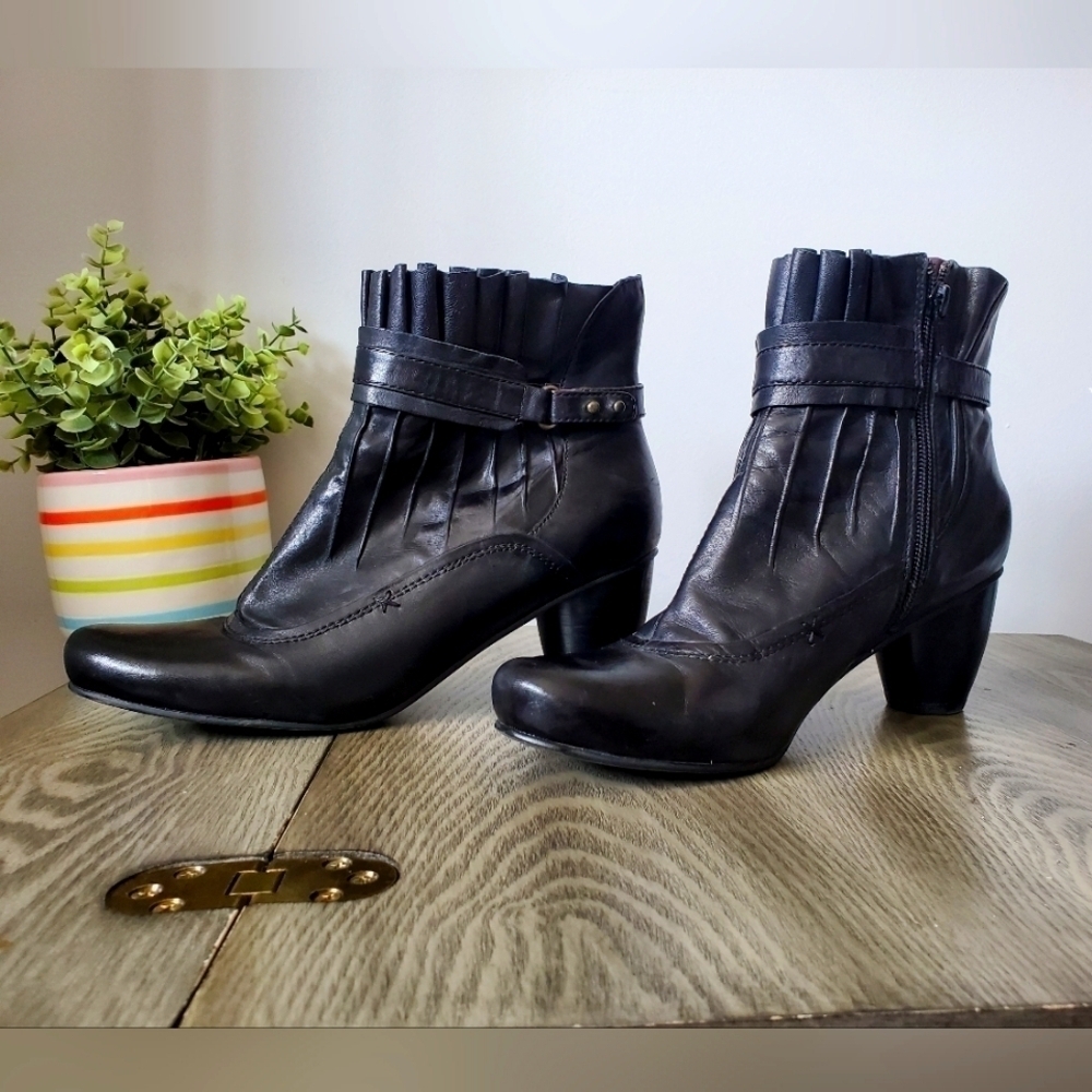 Arnold  churgin leather Victorian pleated top boots. Size 40 (9.5)